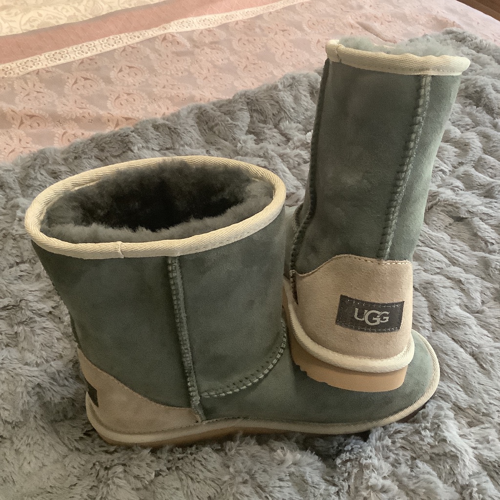 New, Never Worn Ugg Youth Classic Ii Boot Forest Night/Dune, Size:5